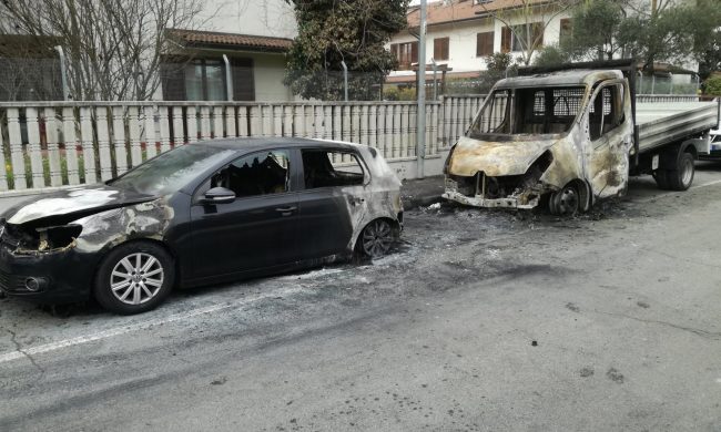 C è un piromane seriale a Cernusco su Naviglio 13 veicoli incendiati