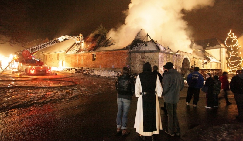 Incendio distrugge parte abbazia_2010