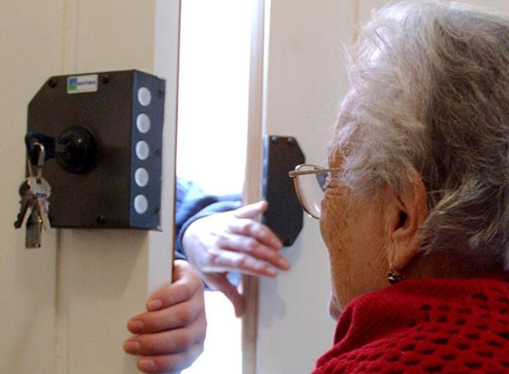 Nonni, state attenti Dieci consigli e un video anti-ladri