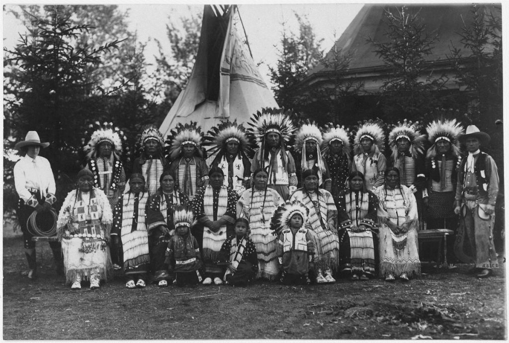 Sioux_Indians_in_native_dress_on_tour_with_Circus_Sarrasani_in_Dresden,_Germany_-_NARA_-_285597