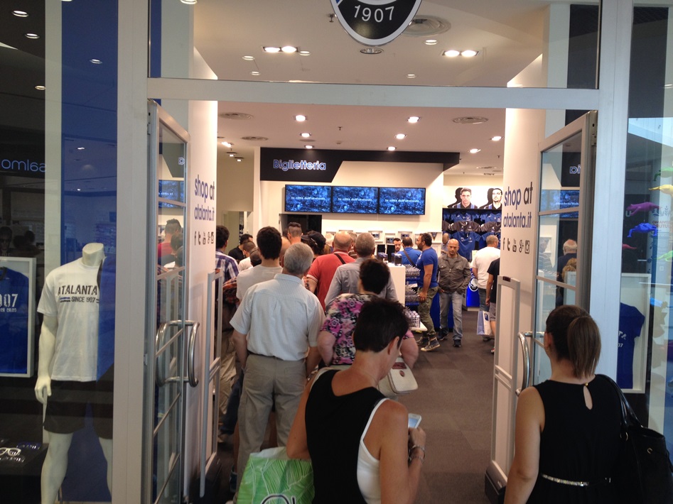 In fila allo store di Orio per ritirare il giubbotto