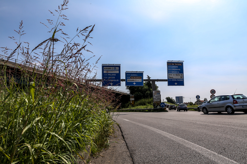 A4, lo svincolo di Bergamo Immagini di un’ordinaria follia