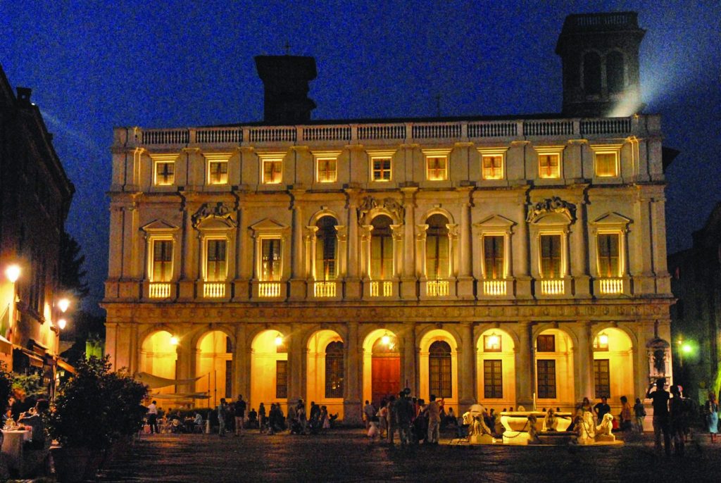 “Allegro, ma non troppo”, la nuova installazione luminosa per i portici della Biblioteca Angelo Mai