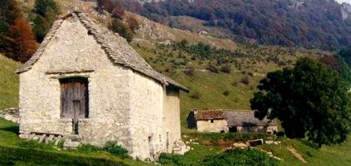 La strana porta a T dei fienili della Valle Imagna