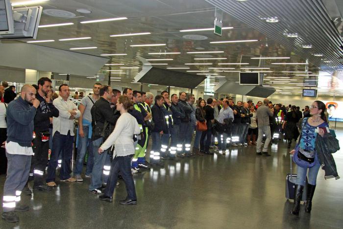 Adesso per volare negli USA dovremo accendere i cellulari