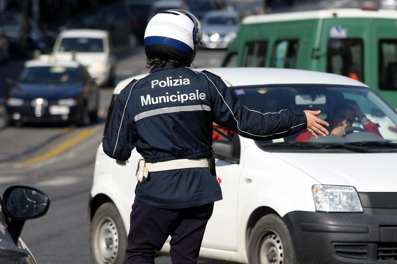 Multati per un divieto di sosta inesistente, la riposta della Locale: «Chi paga non può opporsi»
