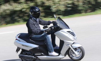 Urta un’auto e fugge: 17enne preso a Sarnico grazie alle telecamere