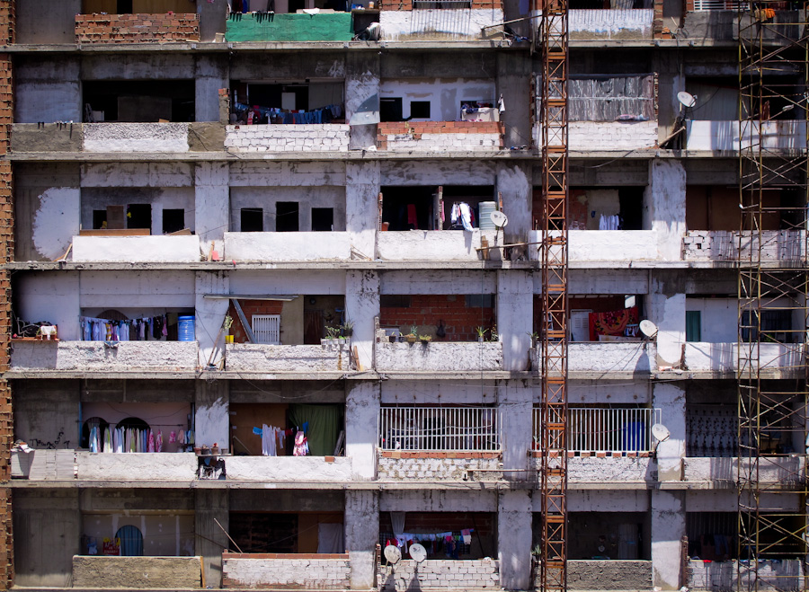 L’incredibile baraccopoli in un grattacielo di Caracas