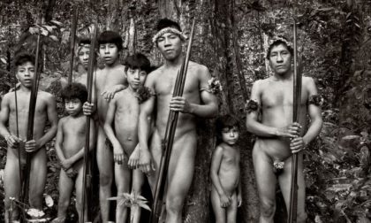 La tribù uscita dalla foresta per chiedere aiuto al mondo