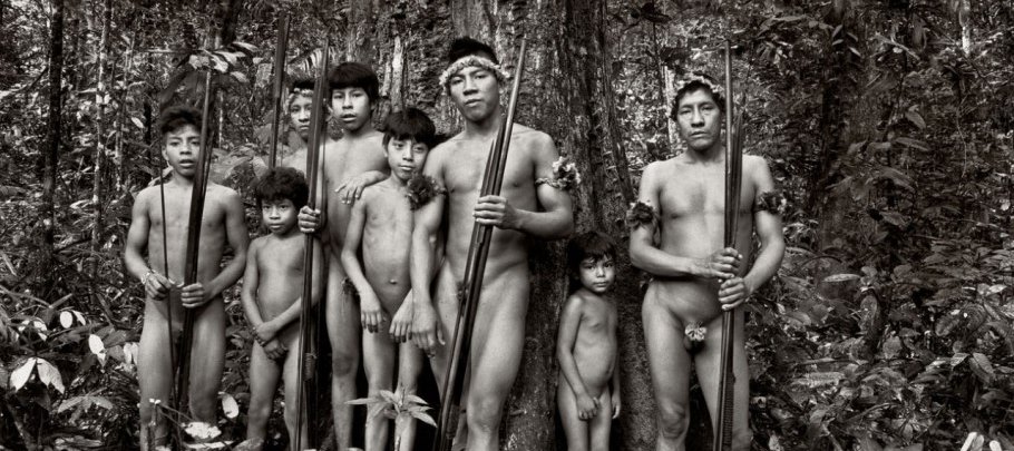 La tribù uscita dalla foresta per chiedere aiuto al mondo