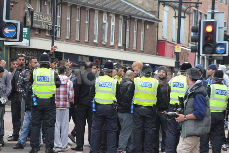 1350162152-tension-between-asian-youths-and-edl-in-rotherham_1520692