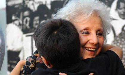 Lacrime di gioia a Plaza de Mayo La nonna ritrova il nipote