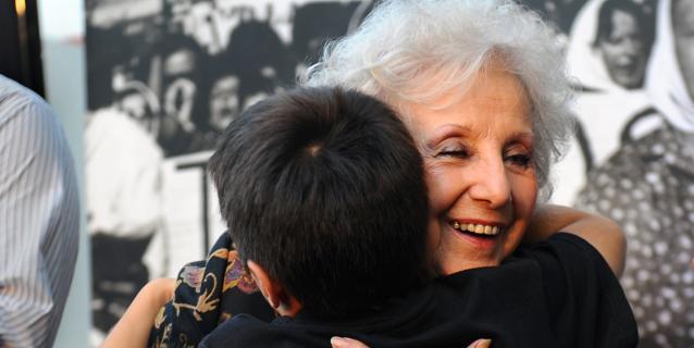 Lacrime di gioia a Plaza de Mayo La nonna ritrova il nipote