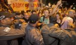 Sposi a Tel Aviv tra fiori e urla di protesta