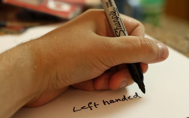 Scrittura con la mano sinistra: Penne per mancini e sfide quotidiane
