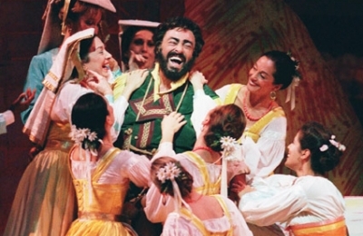 Pavarotti Nemorino protagonista dell'Elisir d'amore