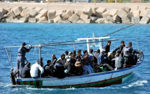 IMMIGRAZIONE: RIPRENDONO SBARCHI A LAMPEDUSA, ARRIVATI IN 320