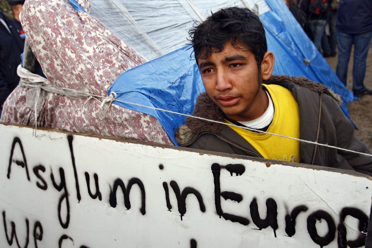 Cosa sta succedendo a Calais dove gli immigrati lottano tra loro
