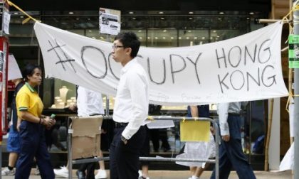 A Hong Kong la gente protesta e la Cina schiera l'esercito