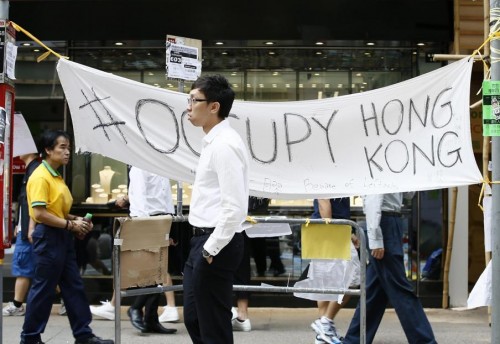 A Hong Kong la gente protesta e la Cina schiera l’esercito