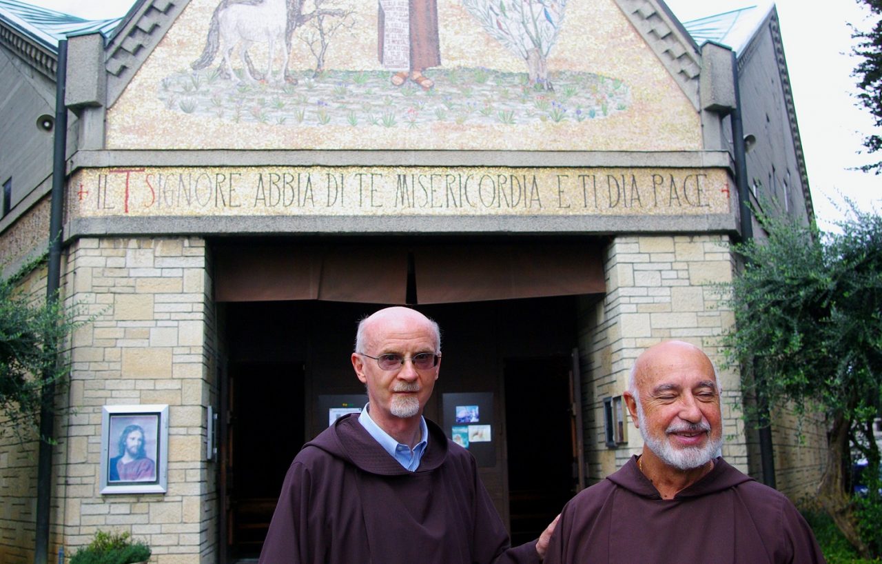 Quei due frati che al cimitero danno l’ultima benedizione