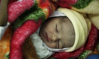 Il commovente video dalla Siria del neonato salvato dalle macerie