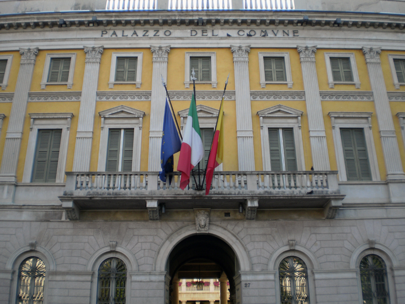 La polemica sugli aumenti di parcheggi, nidi e mense è arrivata in Consiglio a Bergamo