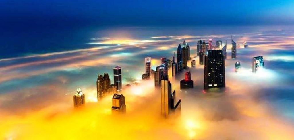 Le sorprendenti foto di Dubai avvolta in un mare di nebbia
