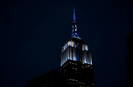 L’Empire si tinge di bianco e blu  in omaggio alla star del baseball