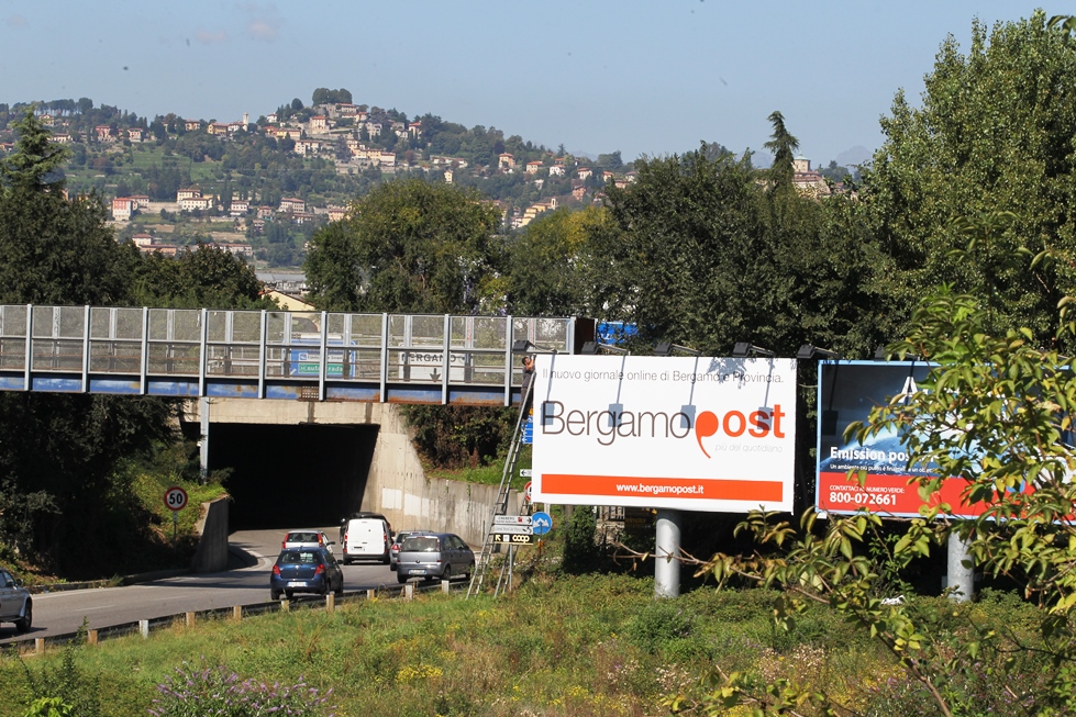 Il cartellone di Bergamopost all’uscita dell’autostrada