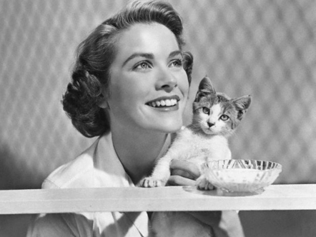 grace-kelly-with-her-cat