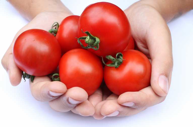 Mangiare frutta e pomodori fa bene al cuore e alla prostata