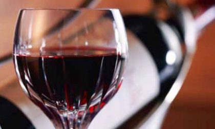 Gli studiosi: non è mica vero che il vino rosso allunga la vita