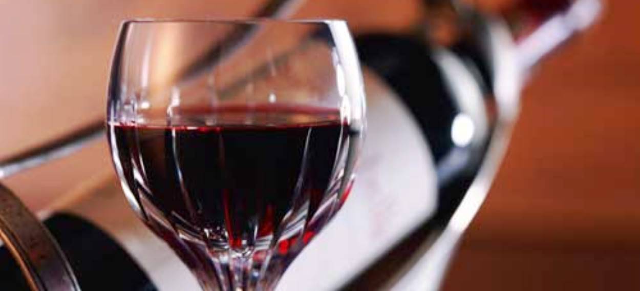 Gli studiosi: non è mica vero che il vino rosso allunga la vita