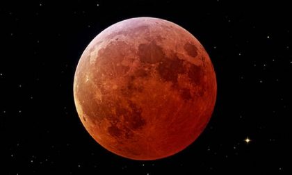 L'incanto della luna in rosso