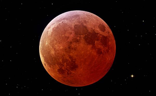 L’incanto della luna in rosso