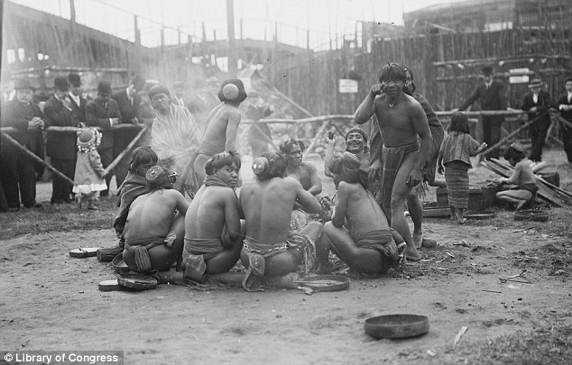 Gli zoo umani di inizio Novecento e quelli che durano ancora oggi