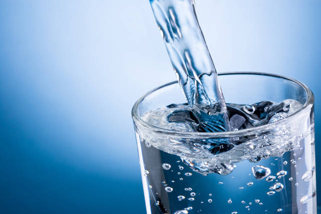 Un bel bicchiere d’acqua in più contro la stanchezza d’autunno
