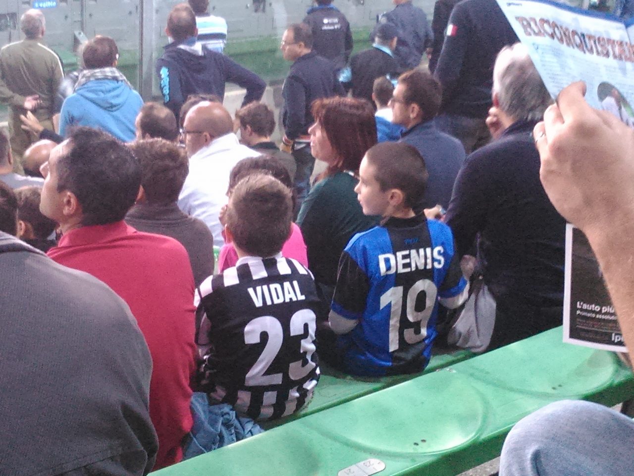 Sabato sera allo stadio c’era anche questo