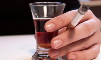 Peggio un drink o una sigaretta? Ecco quanta vita ci costano