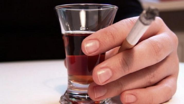Peggio un drink o una sigaretta? Ecco quanta vita ci costano