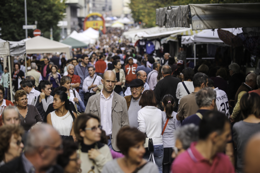 Chi c’era domenica in via A. Maj tra bancarelle e caldarroste
