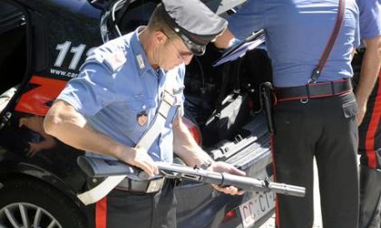 Scoperta una truffa di auto di lusso in Umbria grazie al ritrovamento di un fucile a Romano