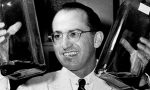 Chi era Jonas Salk, il medico che sconfisse la poliomielite