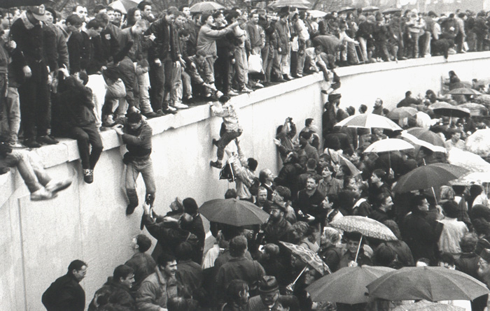 muro-di-berlino-caduta-dicembre-1989-apertura-Porta-Brandeburgo-Schaefer