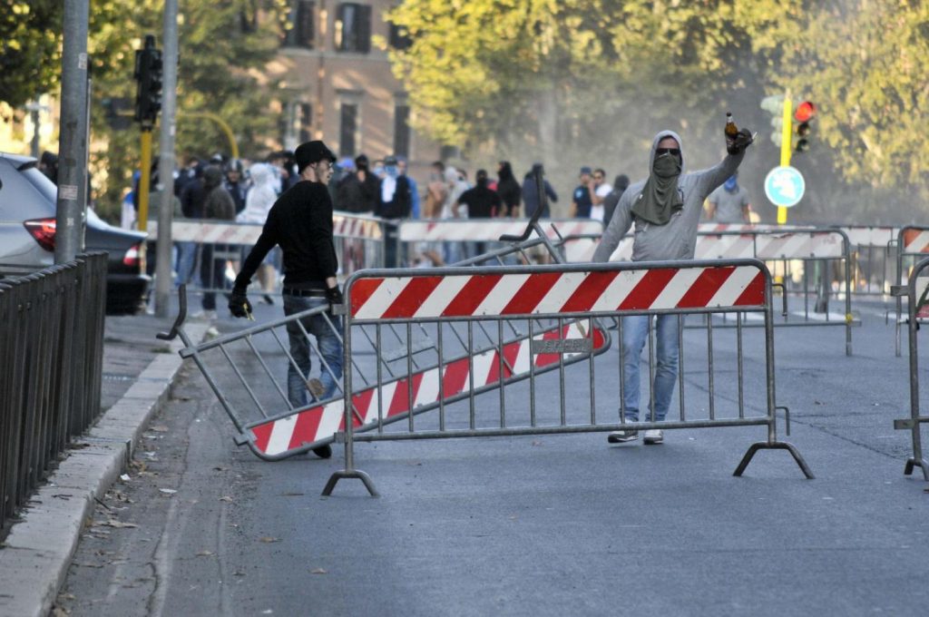 Derby Roma-Lazio, scontri fuori dallo stadio tra polizia e tifosi