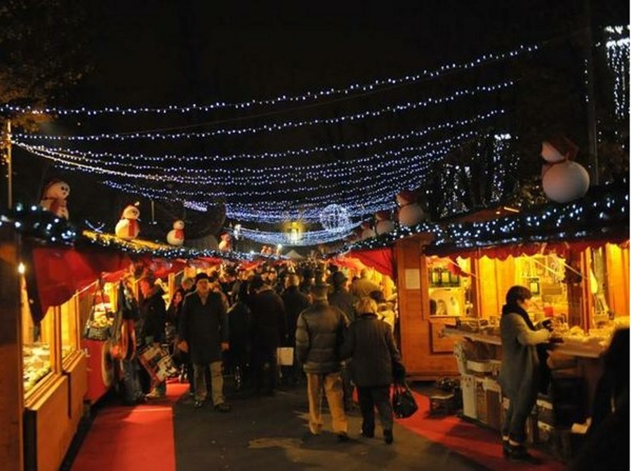 Torna il Villaggio di Natale in Piazzale Alpini a Bergamo: 25 casette con pista di pattinaggio
