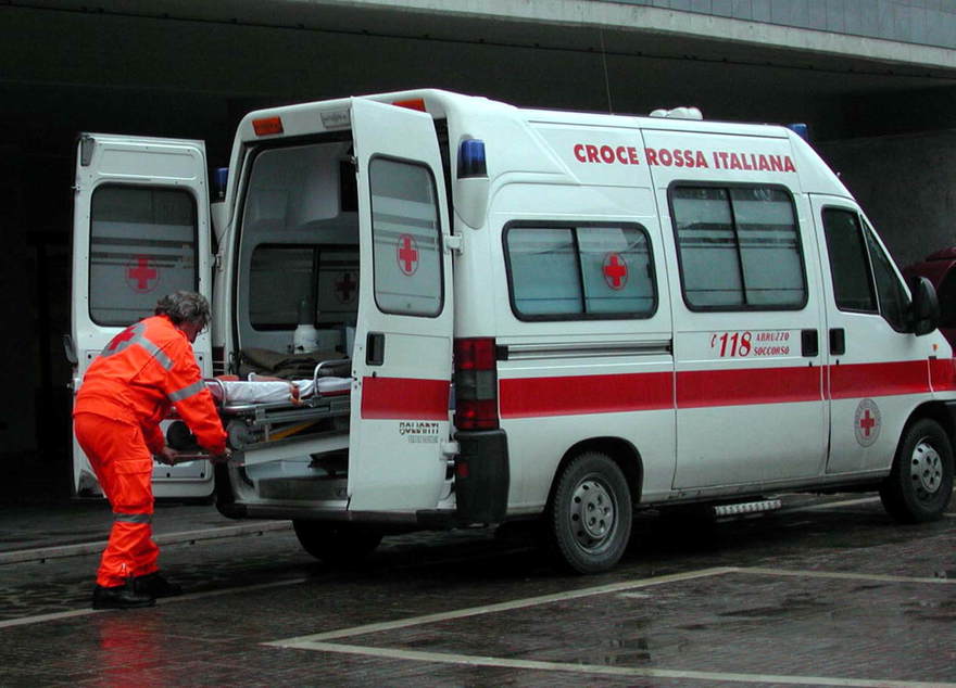 La tragica fine di due anziani morti su una strada e nel Brembo