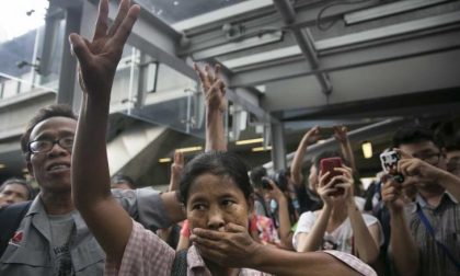 Tre dita che cantano la rivolta E Bangkok oscura Hunger Games
