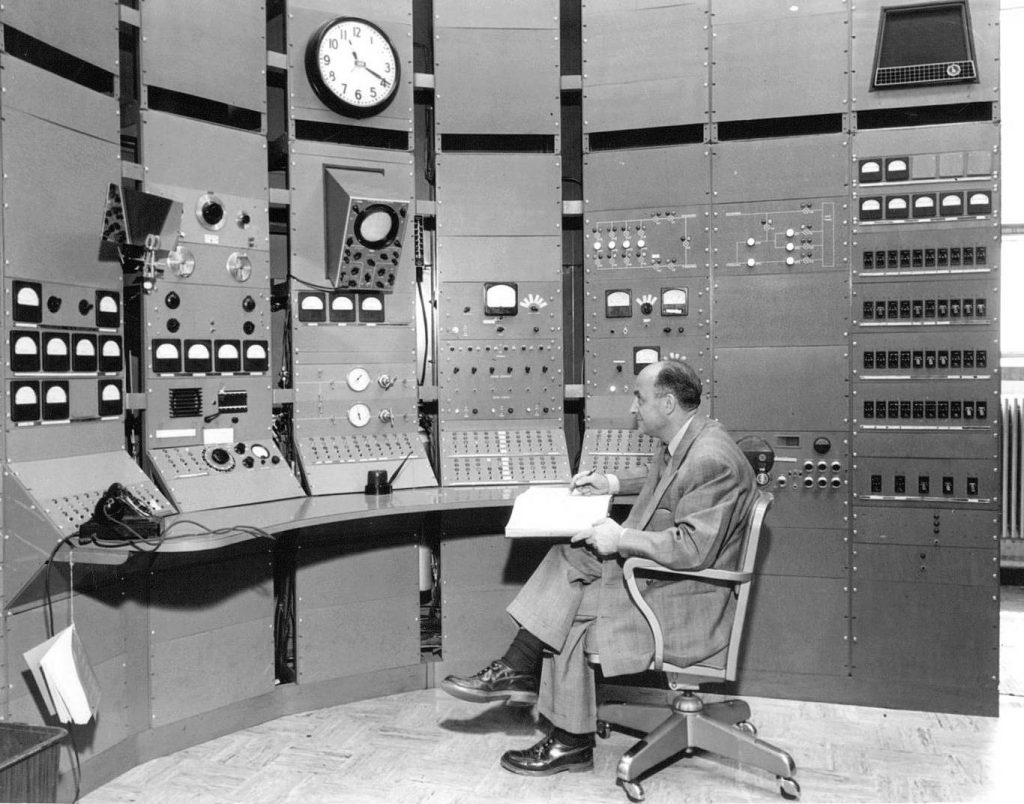 photo-chicago-university-of-chicago-synchro-cyclotron-control-room-enrico-fermi-at-controls-1951